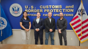 De izquierda a derecha: Juan Ilich Pérez, presidente Junta Directiva BASC USA; Erik Moncayo, presidente internacional WBO y Michael Garza, director de la Oficina CTPAT en Laredo junto a su equipo de trabajo.